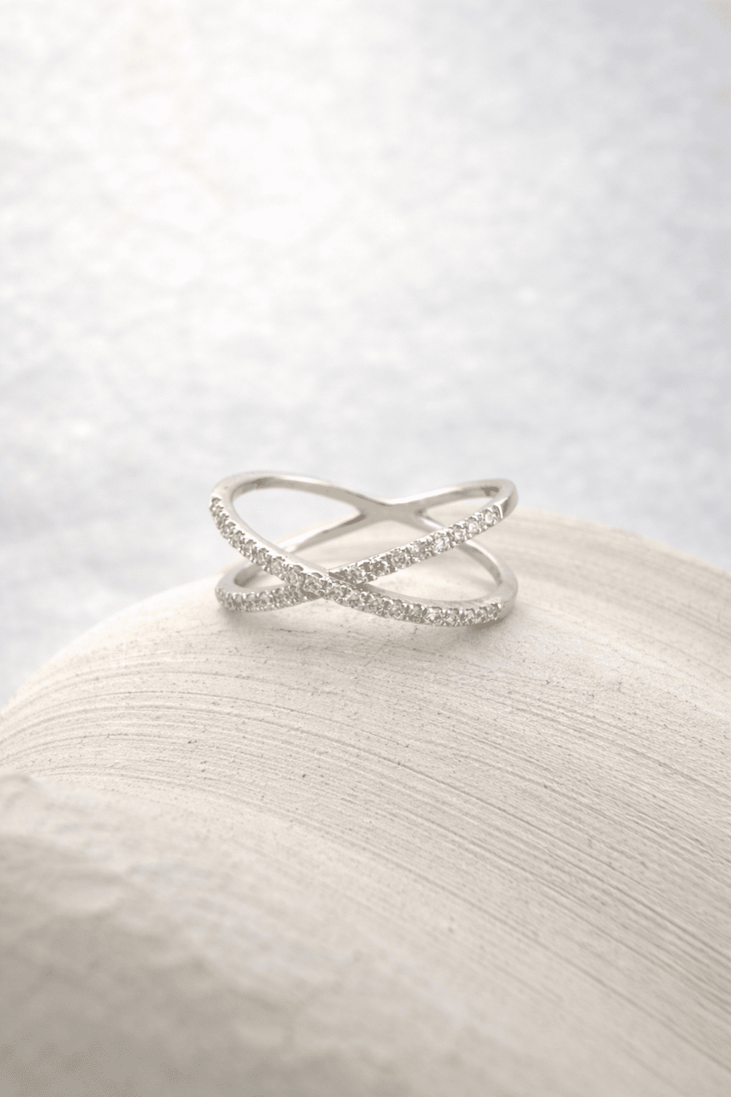 Anillo Cruzado de Oro Blanco 18K con Brillantes - Mateu Joyeros