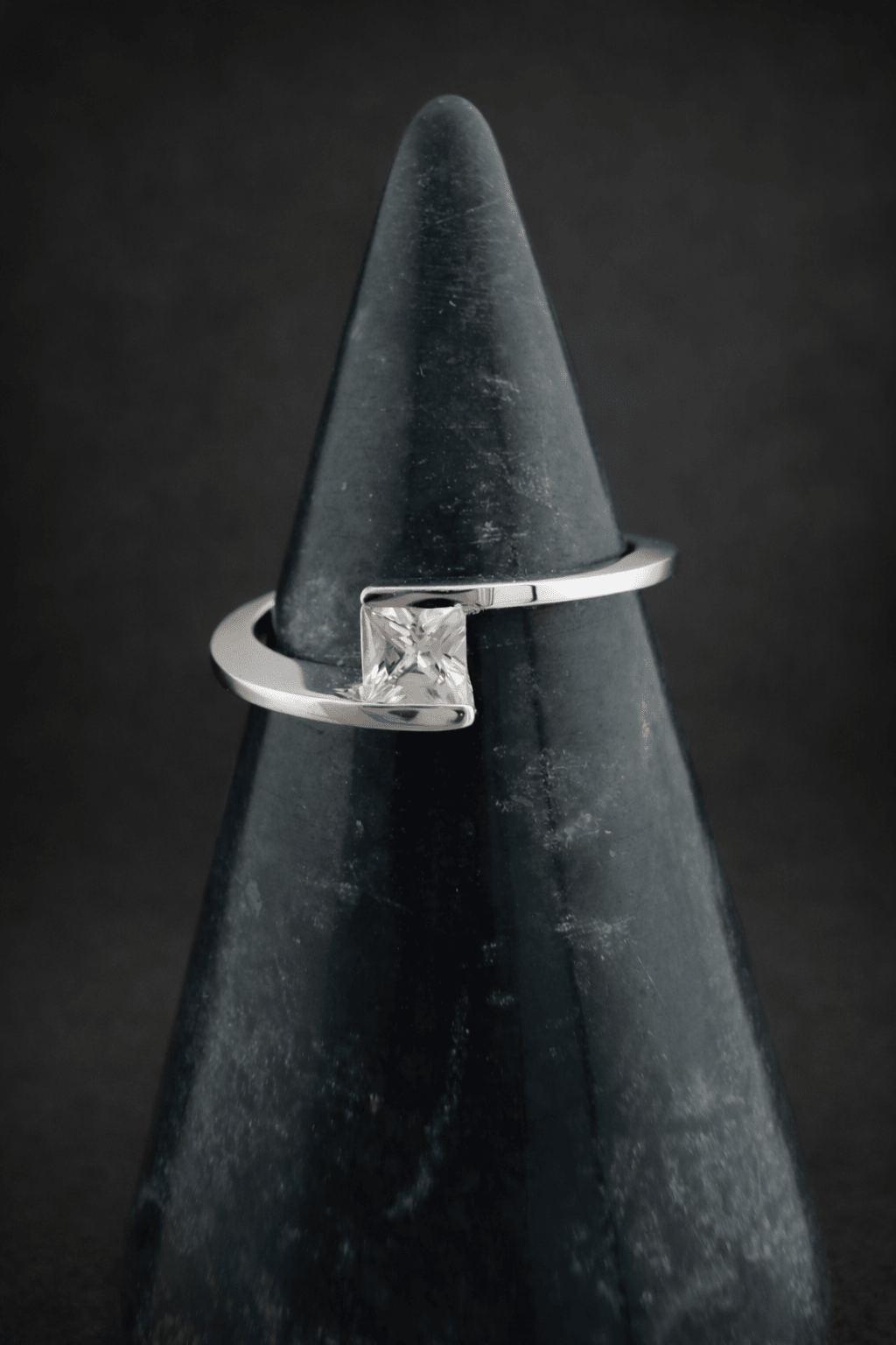 Anillo pedida oro blanco talla princesa - Mateu Joyeros