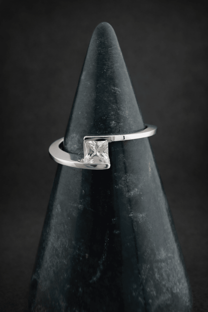 Anillo pedida oro blanco talla princesa - Mateu Joyeros