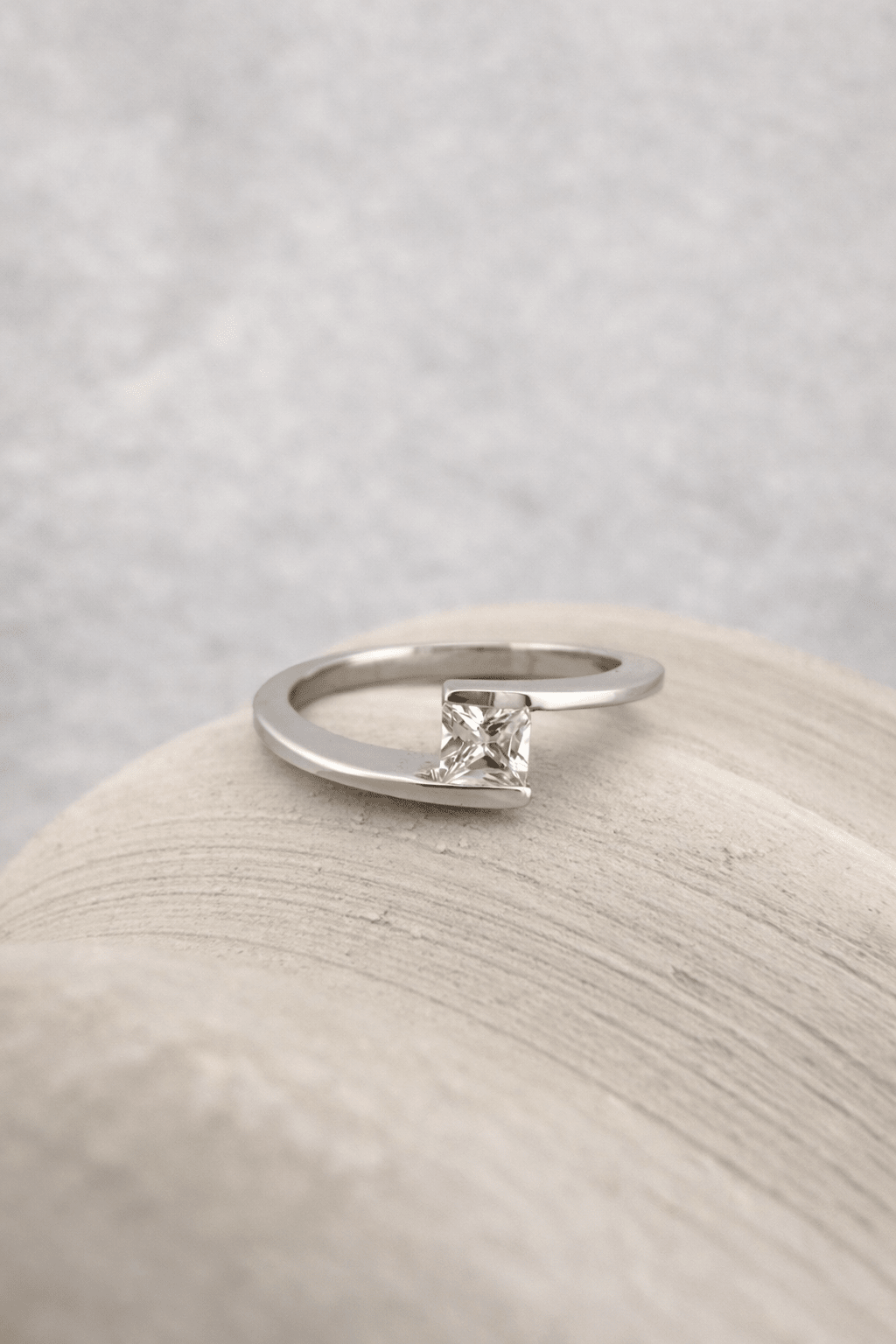 Anillo pedida oro blanco talla princesa - Mateu Joyeros