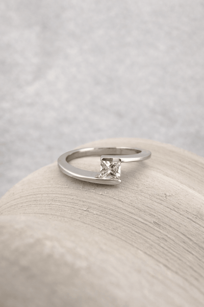 Anillo pedida oro blanco talla princesa - Mateu Joyeros