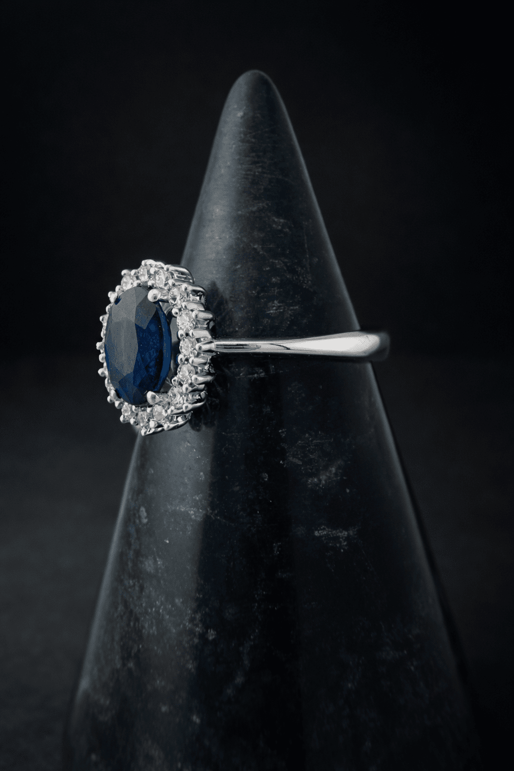 Anillo zafiro y diamantes - Mateu Joyeros